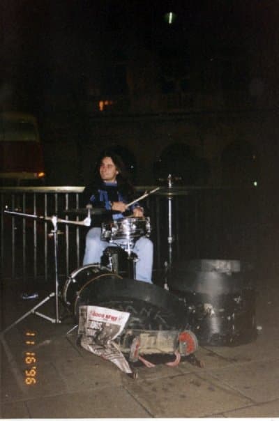 Tolga Ergin sokakta davulda, 16.11.1996
